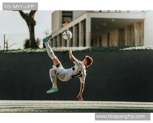足球明星在军营中的英姿高清照片展现运动与军旅的完美结合